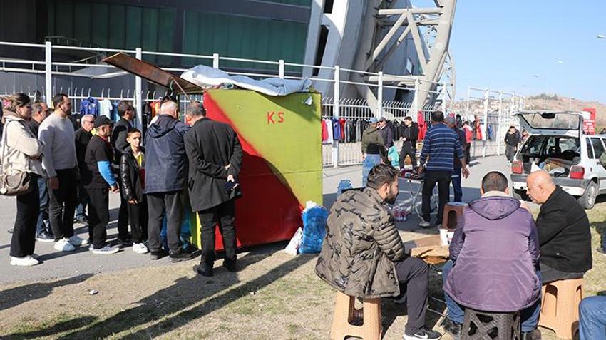 Bir zamanlar formasını giydiği Kayserispor'un stadının önünde köfte ekmek satıyor