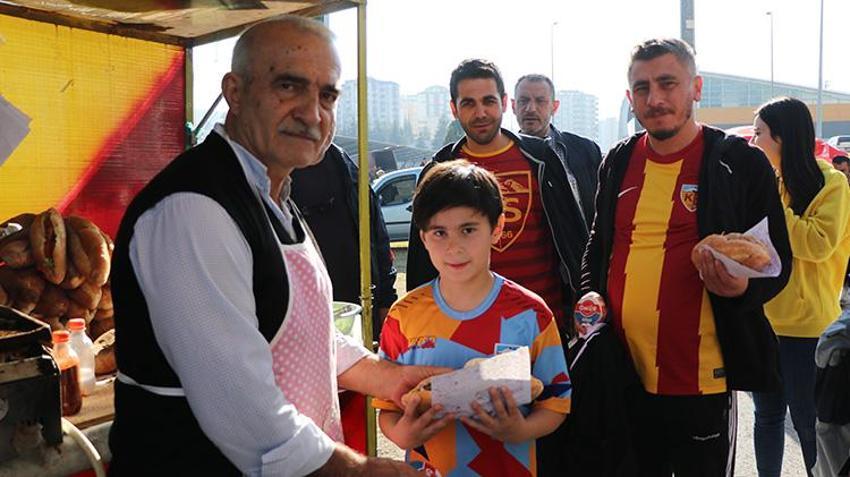 Bir zamanlar formasını giydiği Kayserispor'un stadının önünde köfte ekmek satıyor