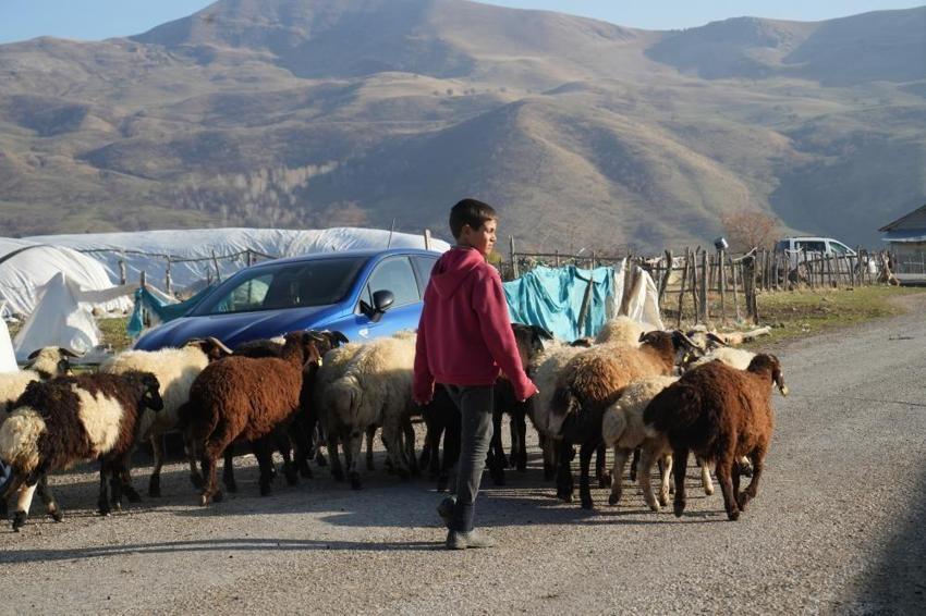 Öğretmenler yollara düştü: Zorlu coğrafyada eğitim mücadelesi