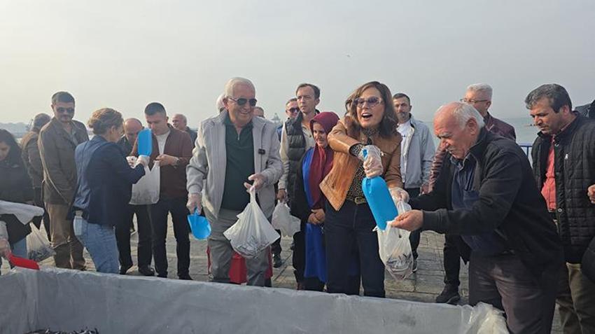 10 ton hamsi bedava dağıtıldı! Uzun kuyruklar oluştu