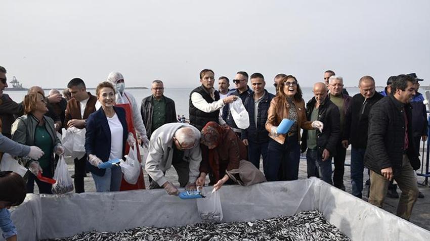 10 ton hamsi bedava dağıtıldı! Uzun kuyruklar oluştu