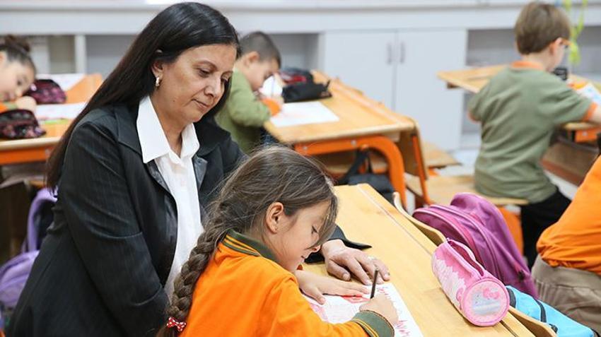 250 öğrencisini ve 6 öğretmenini depremde kaybeden okulda Öğretmenler Günü buruk karşılanıyor