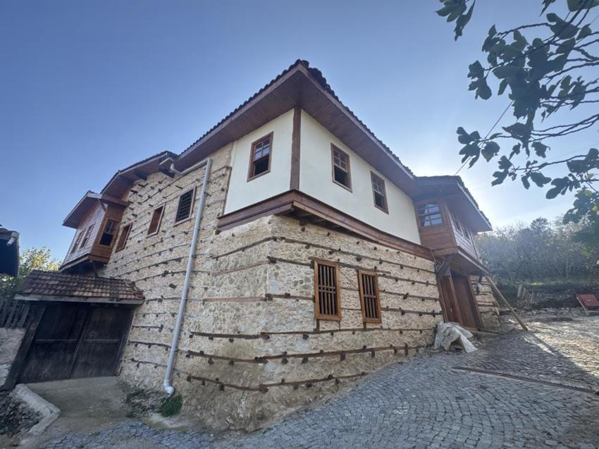 300 Yıllık miras ayağa kalkıyor! Antalya İbradı'nın Düğmeli Evleri milyonluk hibe desteğiyle turizme kazandırılıyor