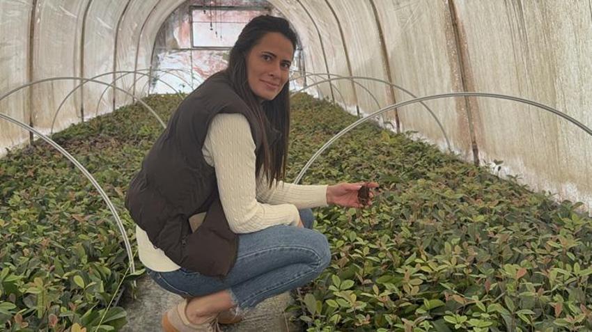 Baba mesleğinin devraldı! 7 kadın çiftçiyle birlikte 30 dekar alanda süs bitkisi ihraç ediyor!