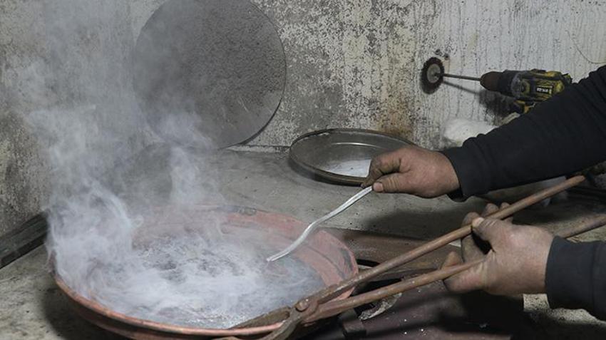 Sivaslı usta 41 yıldır yaptığı işi bıraktı bu işe başladı! İnternetten izleyerek öğrendi, tek isteği mesleğin unutulmaması oldu