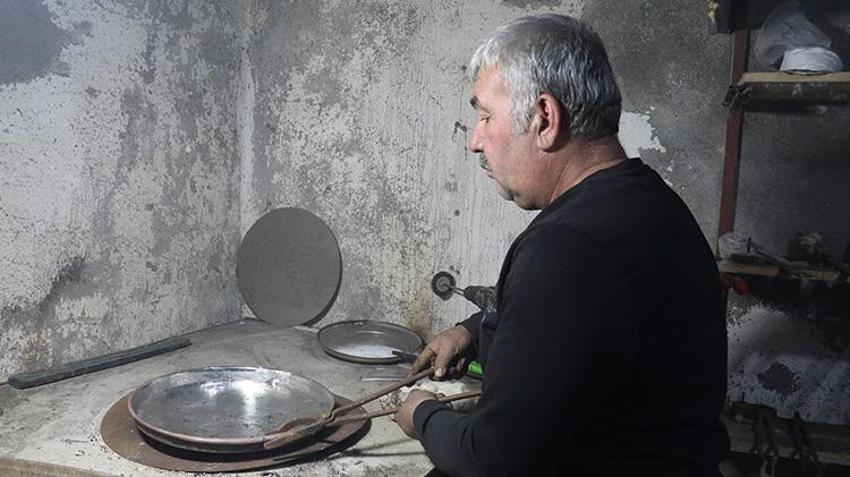 Sivaslı usta 41 yıldır yaptığı işi bıraktı bu işe başladı! İnternetten izleyerek öğrendi, tek isteği mesleğin unutulmaması oldu