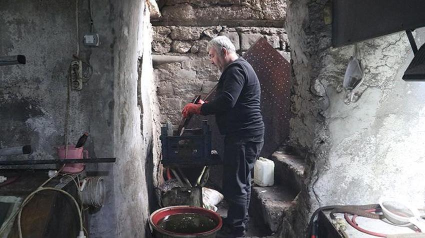Sivaslı usta 41 yıldır yaptığı işi bıraktı bu işe başladı! İnternetten izleyerek öğrendi, tek isteği mesleğin unutulmaması oldu