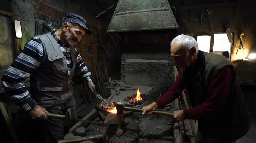 Giresun'da bir asırlık miras tehlikede: 70 yaşını deviren iki kardeş baba yadigarını 100 yıllık körükle yaşatıyor!