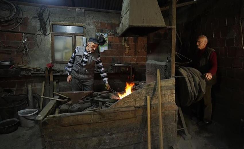 Giresun'da bir asırlık miras tehlikede: 70 yaşını deviren iki kardeş baba yadigarını 100 yıllık körükle yaşatıyor!