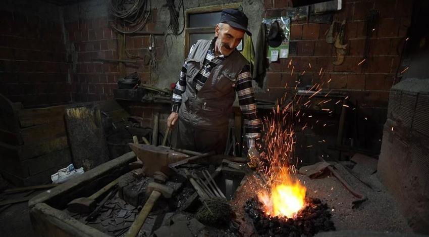 Giresun'da bir asırlık miras tehlikede: 70 yaşını deviren iki kardeş baba yadigarını 100 yıllık körükle yaşatıyor!