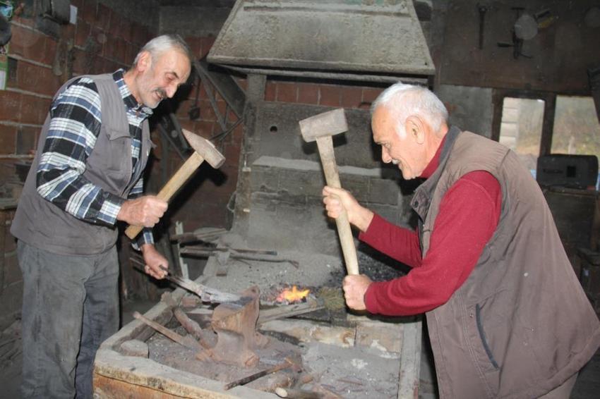 Giresun'da bir asırlık miras tehlikede: 70 yaşını deviren iki kardeş baba yadigarını 100 yıllık körükle yaşatıyor!
