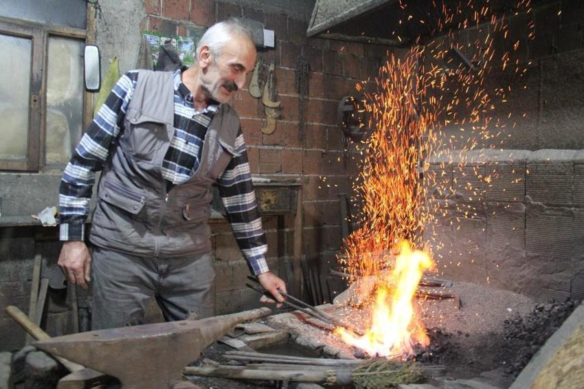 Giresun'da bir asırlık miras tehlikede: 70 yaşını deviren iki kardeş baba yadigarını 100 yıllık körükle yaşatıyor!