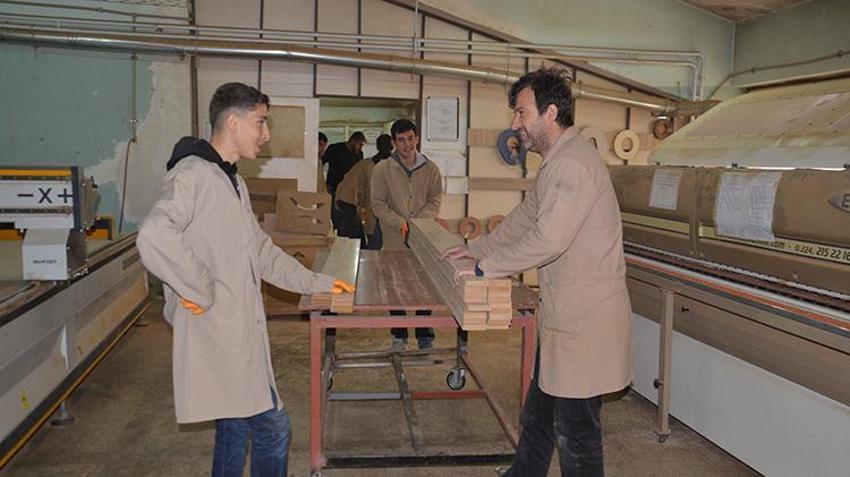 Muş'ta bu okul kendi ihtiyacını kendisi üretiyor: Öğrenciler mezun olmadan iş sahibi oluyor!