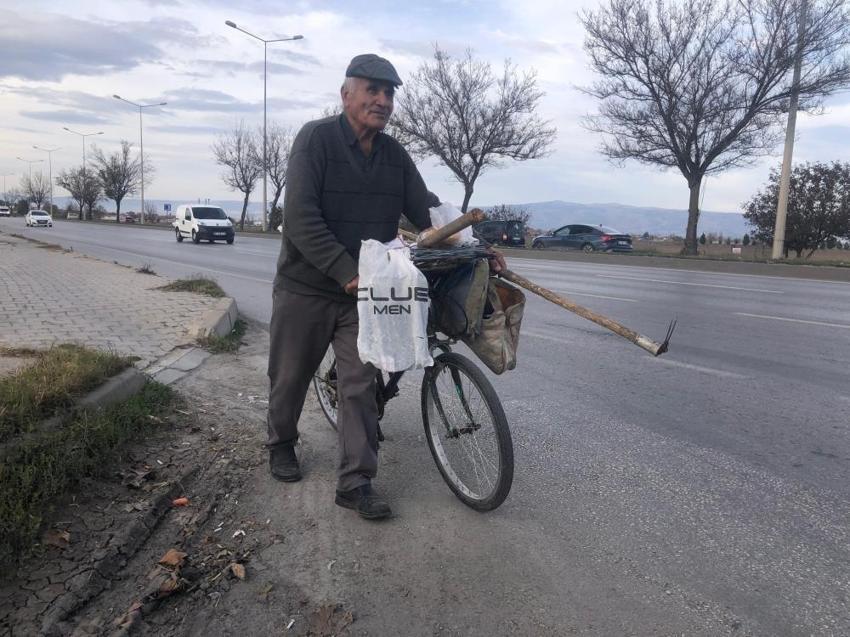Eskişehir'de 84 yaşında yollarda: Geçimini sağlamak için pedal çeviriyor