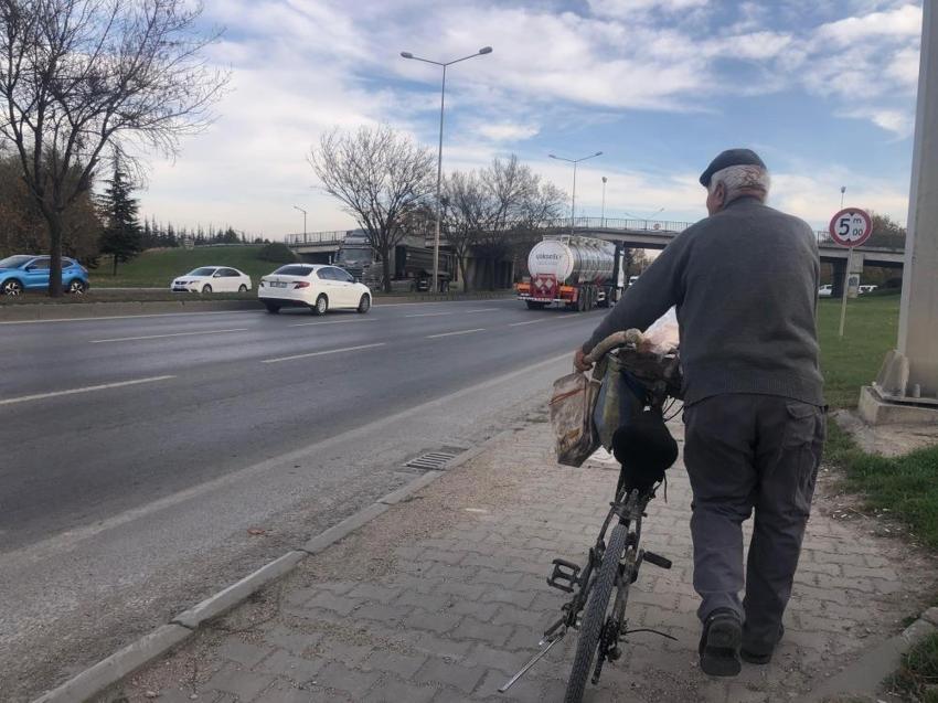 Eskişehir'de 84 yaşında yollarda: Geçimini sağlamak için pedal çeviriyor
