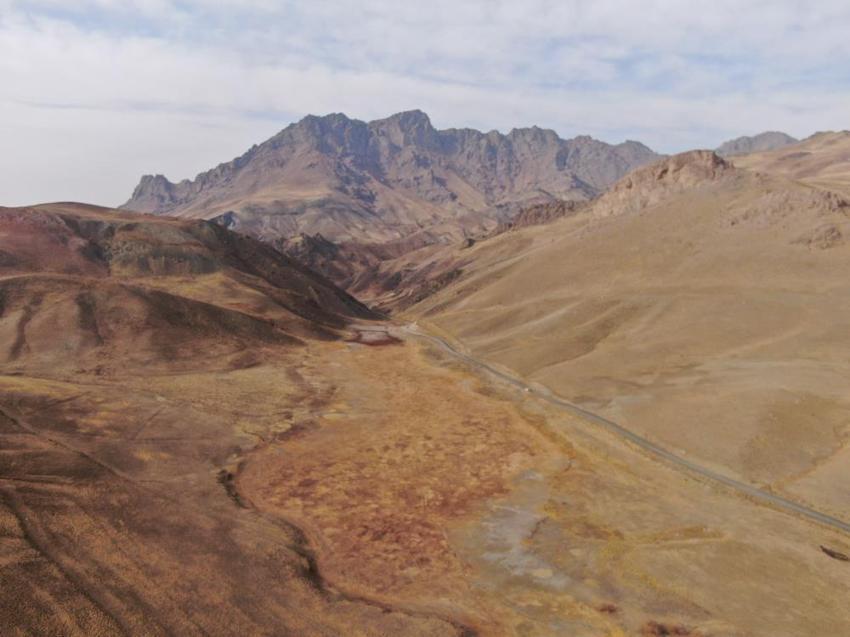 Van'da dağ eteğindeki antik baraj kurudu!