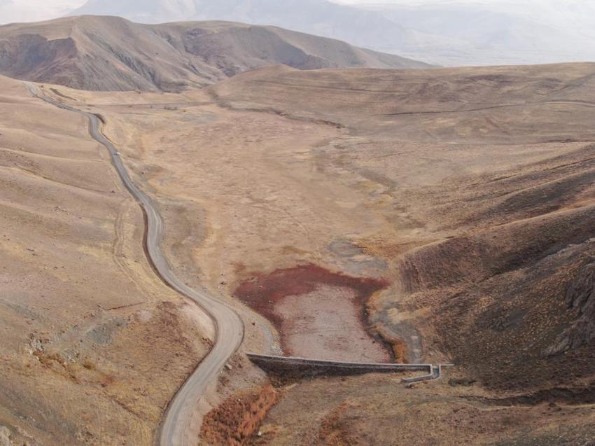 Van'da dağ eteğindeki antik baraj kurudu!
