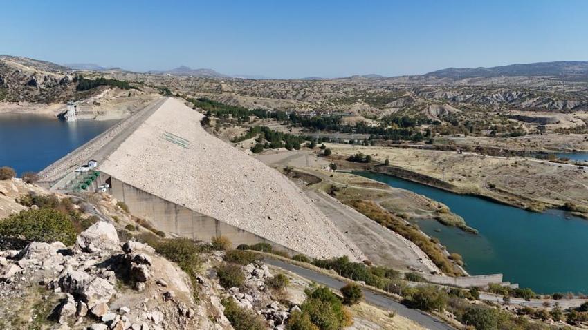 Dicle Barajı'nda endişe veren görüntü! Bir zamanlar kapağını kıracak su varken, şimdi kapak seviyesine dahi ulaşamıyor