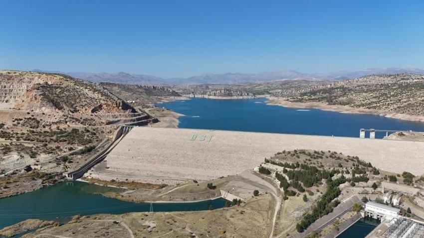 Dicle Barajı'nda endişe veren görüntü! Bir zamanlar kapağını kıracak su varken, şimdi kapak seviyesine dahi ulaşamıyor