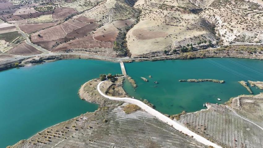 Dicle Barajı'nda endişe veren görüntü! Bir zamanlar kapağını kıracak su varken, şimdi kapak seviyesine dahi ulaşamıyor