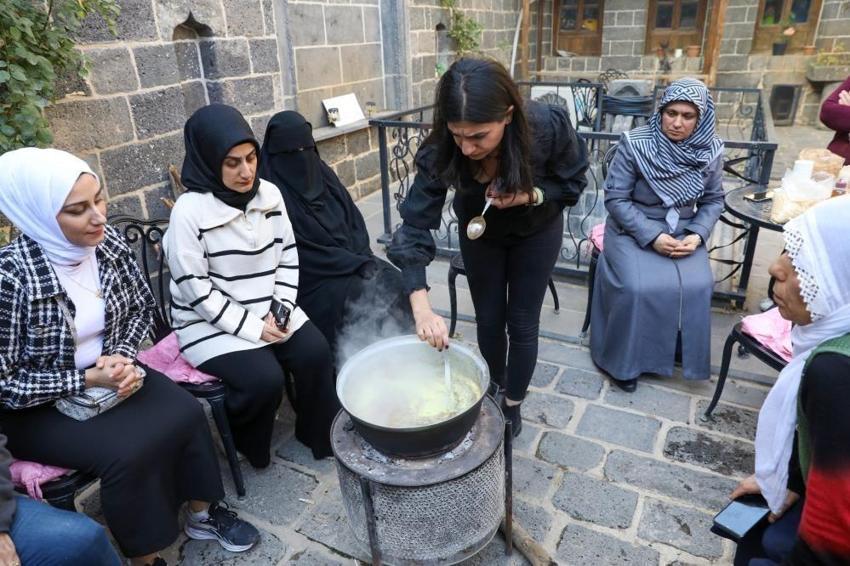 Diyarbakır'da kadınlar şifalı karışımlar için toplandı!