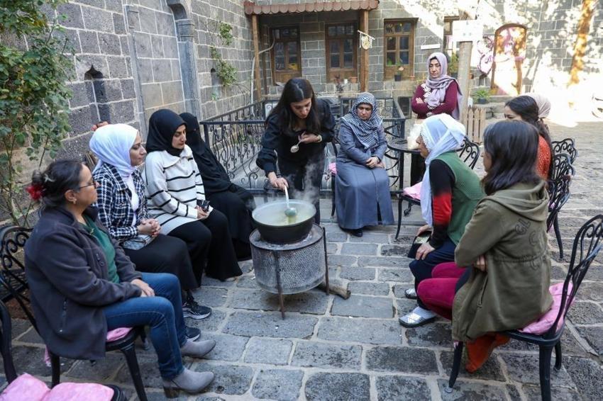 Diyarbakır'da kadınlar şifalı karışımlar için toplandı!