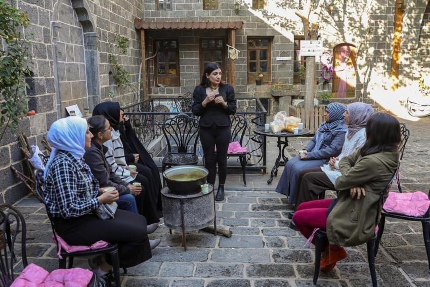Diyarbakır'da kadınlar şifalı karışımlar için toplandı!