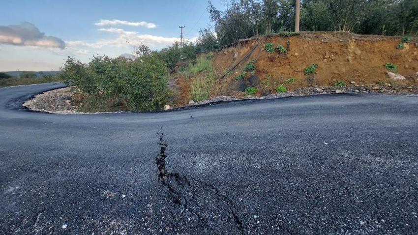 Sakarya Hendek'te bir mahallenin başı dertte! Evler yamuldu, yollar metrelerde aşağı çöküyor: 'Kalıcı çözüm istiyoruz'