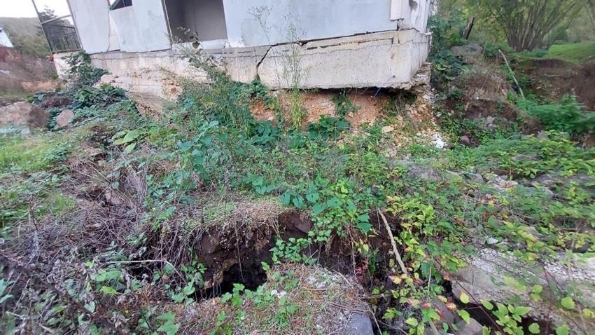 Sakarya Hendek'te bir mahallenin başı dertte! Evler yamuldu, yollar metrelerde aşağı çöküyor: 'Kalıcı çözüm istiyoruz'