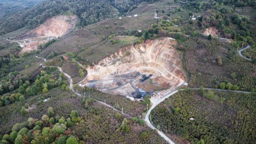 Sakarya Hendek'te bir mahallenin başı dertte! Evler yamuldu, yollar metrelerde aşağı çöküyor: 'Kalıcı çözüm istiyoruz'