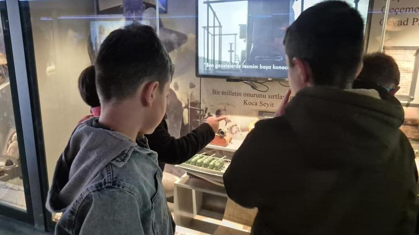 Düzce'de yoğun ilgi var: Yöre halkı destanı anlatan tıra koştu