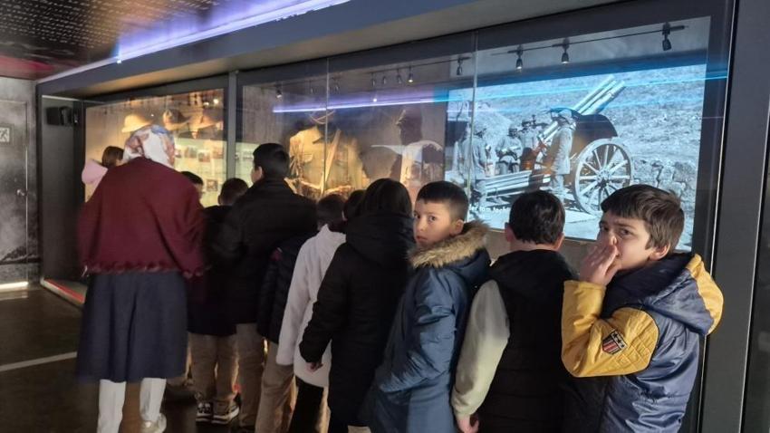 Düzce'de yoğun ilgi var: Yöre halkı destanı anlatan tıra koştu