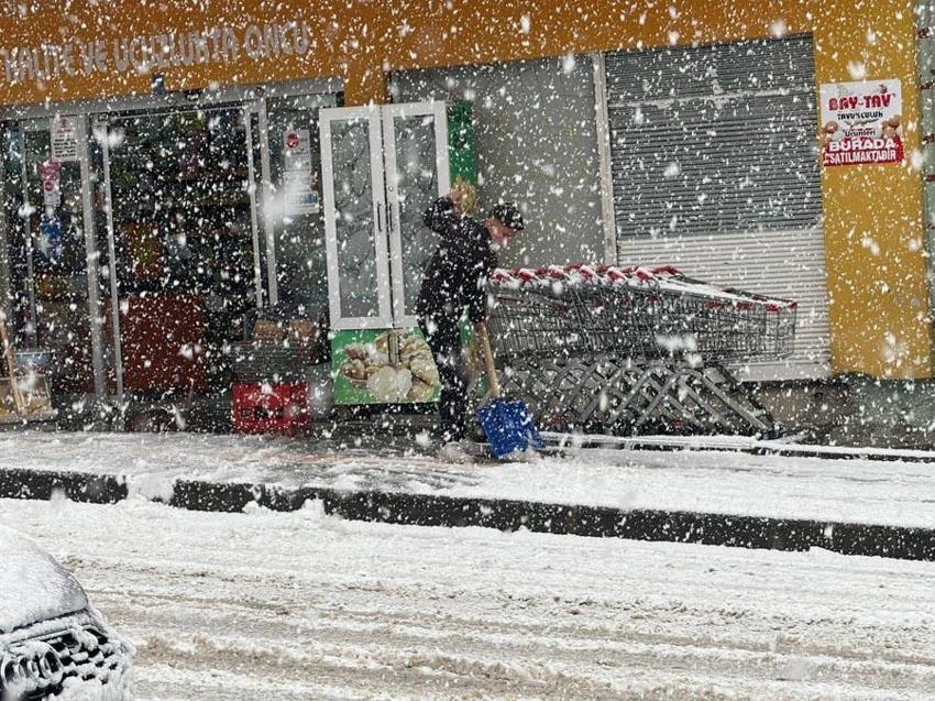 Sıcaklıkları eksilere düşürecek kar yağışları geliyor! Meteoroloji hava durumu raporuyla illeri uyardı