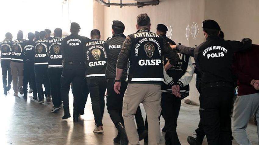 Antalya'da fahiş fiyat operasyonu! İnternetten tanıştıkları kadınların götürdükleri mekanlar tehditle hesap aldı