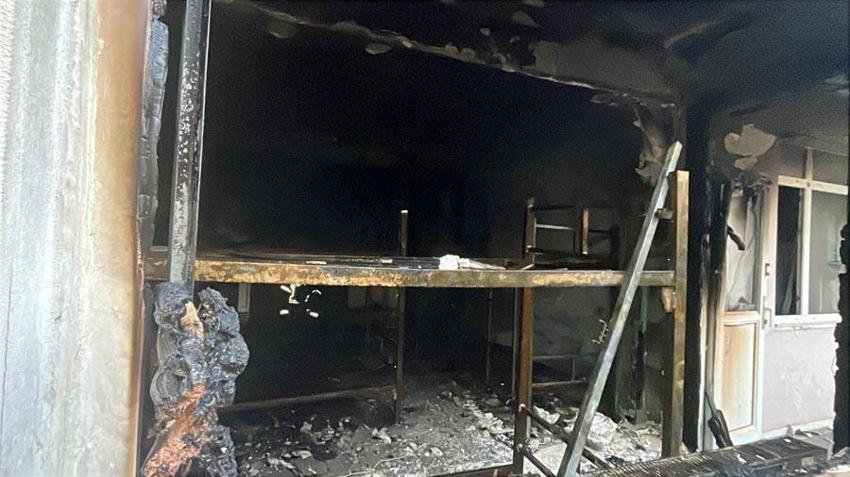 Darıca'da dehşete düşüren olay! Önce bıçak çekti, sonra binayı yaktı: İşçiler alevlerden çarşaf bağlayarak kurtuldu