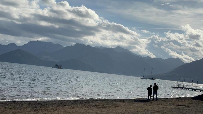 Muğla Marmaris’te yazdan kalma günler: Vatandaşlar sahillere akın etti