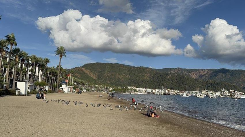 Muğla Marmaris’te yazdan kalma günler: Vatandaşlar sahillere akın etti