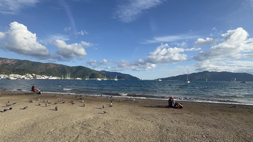 Muğla Marmaris’te yazdan kalma günler: Vatandaşlar sahillere akın etti