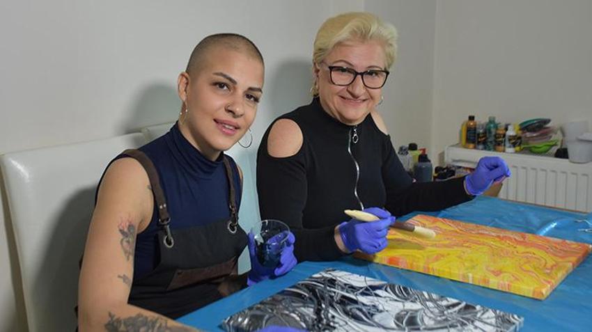 Kemoterapisine bir gün kala annesinin de kanser olduğunu öğrendi! Anne - kız omuz omuza mücadele verirken sanatla iyileşiyorlar