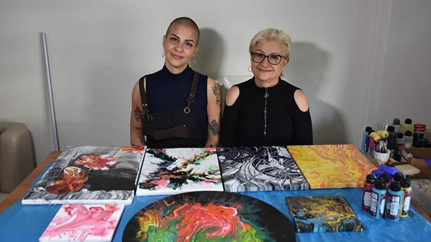 Kemoterapisine bir gün kala annesinin de kanser olduğunu öğrendi! Anne - kız omuz omuza mücadele verirken sanatla iyileşiyorlar