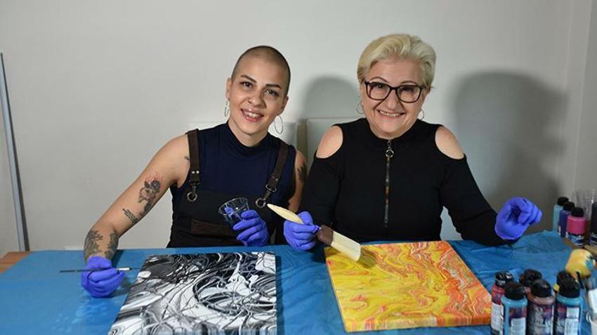 Kemoterapisine bir gün kala annesinin de kanser olduğunu öğrendi! Anne - kız omuz omuza mücadele verirken sanatla iyileşiyorlar