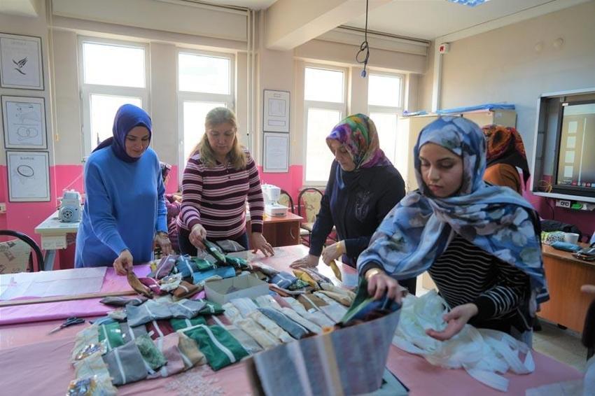 Muş’ta kadınlar üreterek hem öğreniyor hem mutlu ediyor hem de aile bütçelerine katkı sağlıyor