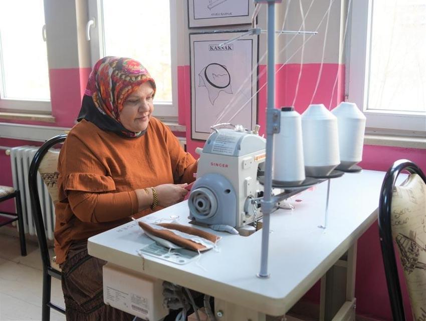 Muş’ta kadınlar üreterek hem öğreniyor hem mutlu ediyor hem de aile bütçelerine katkı sağlıyor