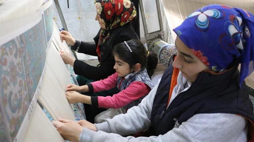 Diyarbakırlı kadınlar 15 yıldır el emeğiyle üretiyor! Yurt dışına satarak aile bütçesine katkı sağlıyorlar