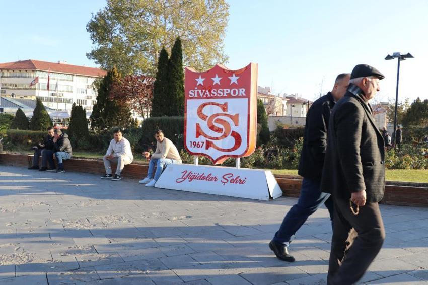 Sivasspor'un yıldızı çantasını alıp kaçınca deliye döndü: Uçak geçerken mızrak atıyor