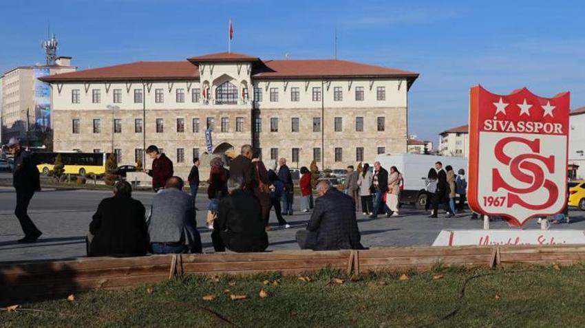 Sivasspor'un yıldızı çantasını alıp kaçınca deliye döndü: Uçak geçerken mızrak atıyor