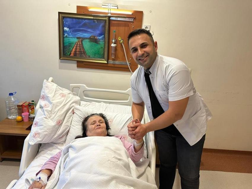 Manisa'da tıp tarihine geçecek ameliyat: Çıkan taşları sayamayınca yapay zeka tespiti yaptı!