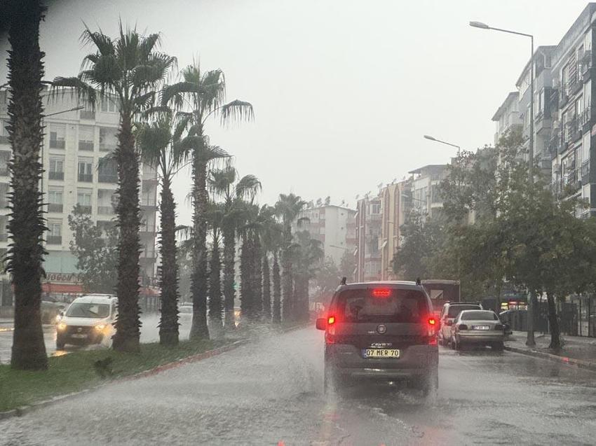 Meteoroloji 33 ili uyardı: Gök gürültülü sağanak yağışlar kuvvetli geliyor