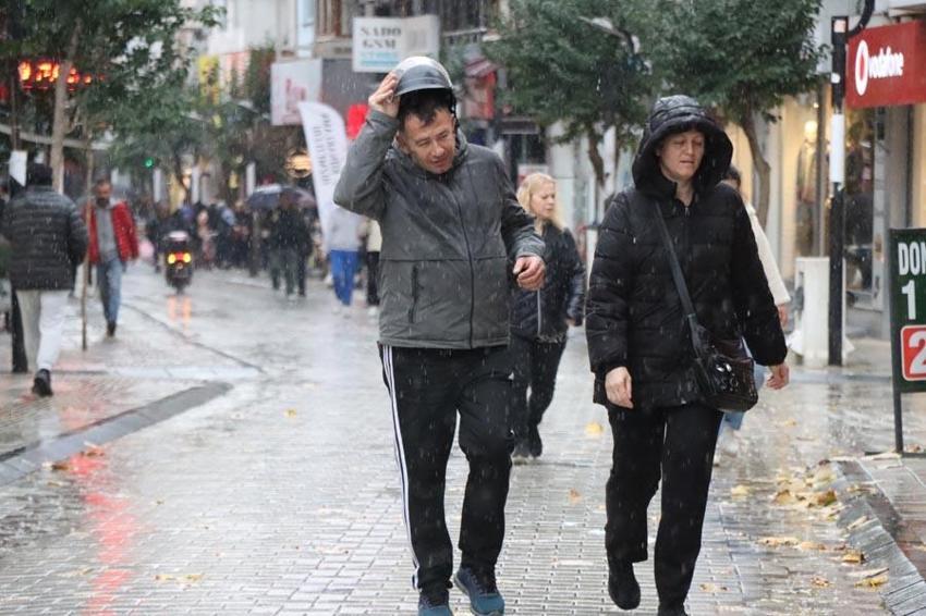 Meteoroloji 33 ili uyardı: Gök gürültülü sağanak yağışlar kuvvetli geliyor
