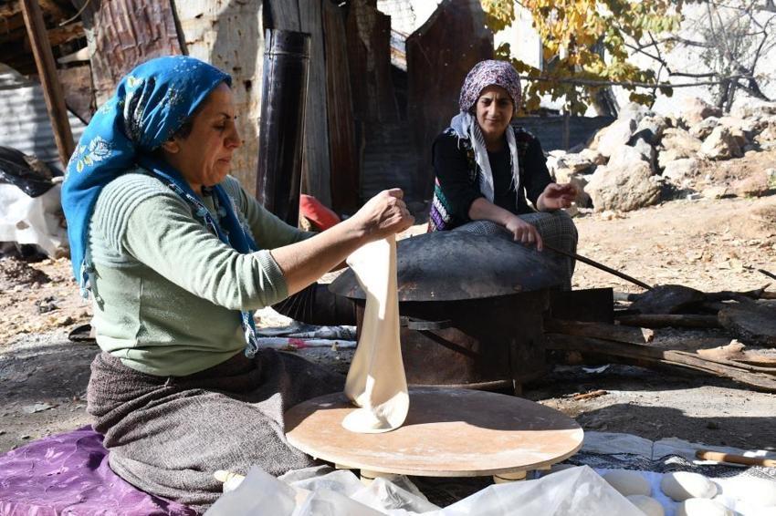 Şırnak'ta ilçedeki tüm kadınlar birleşti: Her ev için 200 adet yapıyorlar